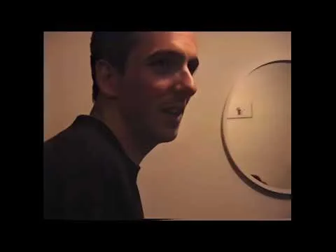 Entrevista grabada en un camerino junto a un espejo circular